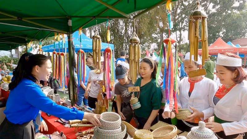 Các sản phẩm thủ công mỹ nghệ và nông sản OCOP được bày bán tại Ngày hội.