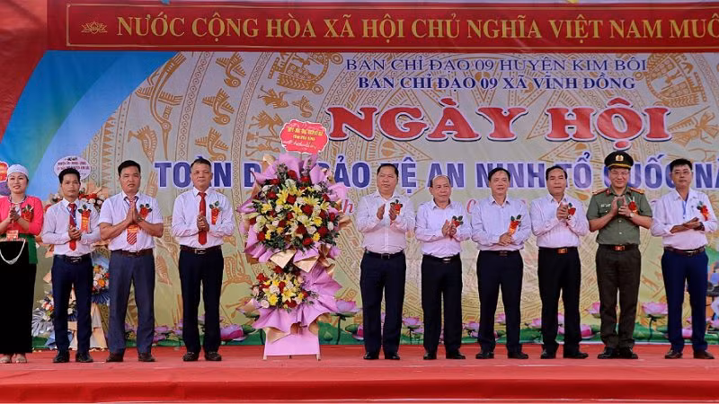 Lãnh đạo tỉnh Hòa Bình tặng hoa chúc mừng lãnh đạo huyện Kim Bôi và xã Vĩnh Đồng tại Ngày hội.