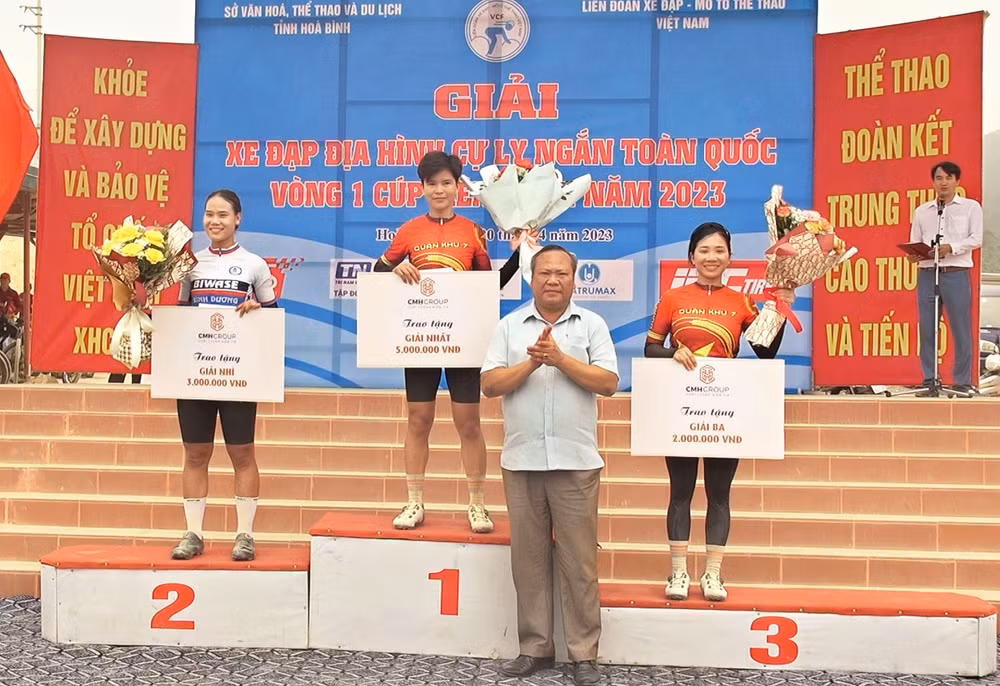 Ban tổ chức trao giải cho vận động viên Quàng Thị Soan (Quân khu 7) đoạt giải Nhất; Bùi Thị Quỳnh (Bình Dương) đoạt giải Nhì; Cà Thị Thơm (Quân khu 7) đoạt giải Ba.