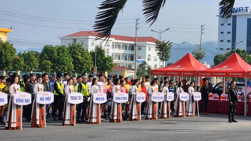 Các đoàn vận động viên tham gia giải.