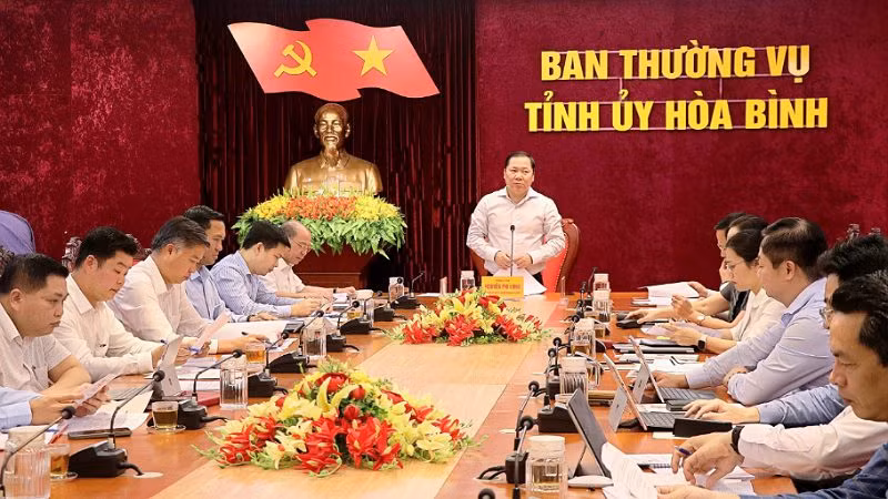 Bí thư Tỉnh ủy Hòa Bình Nguyễn Phi Long chỉ đạo hội nghị.