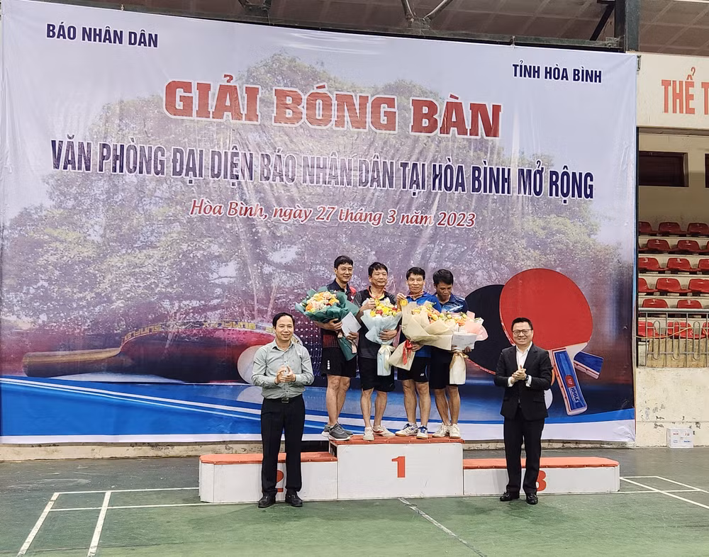 Đồng chí Lê Quốc Minh, Ủy viên Trung ương Đảng, Tổng Biên tập Báo Nhân Dân, Phó Trưởng Ban Tuyên giáo Trung ương, Chủ tịch Hội Nhà báo Việt Nam (phải) và đồng chí Nguyễn Văn Toàn, Phó Chủ tịch Thường trực Ủy ban nhân dân tỉnh Hòa Bình (trái) trao giải Nhất cho các vận động viên tham gia Giải Bóng bàn Văn phòng đại diện Báo Nhân Dân tại Hòa Bình mở rộng lần thứ nhất, năm 2023.