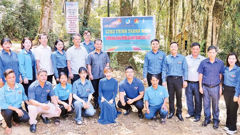 Khánh thành công trình thanh niên “Vườn hoa chào mừng Đại hội Đảng các cấp” tại Khu di tích lịch sử cách mạng Căn cứ Tỉnh ủy Kon Tum. Khánh thành công trình thanh niên “Vườn hoa chào mừng Đại hội Đảng các cấp” tại Khu di tích lịch sử cách mạng Căn cứ Tỉnh ủy Kon Tum.