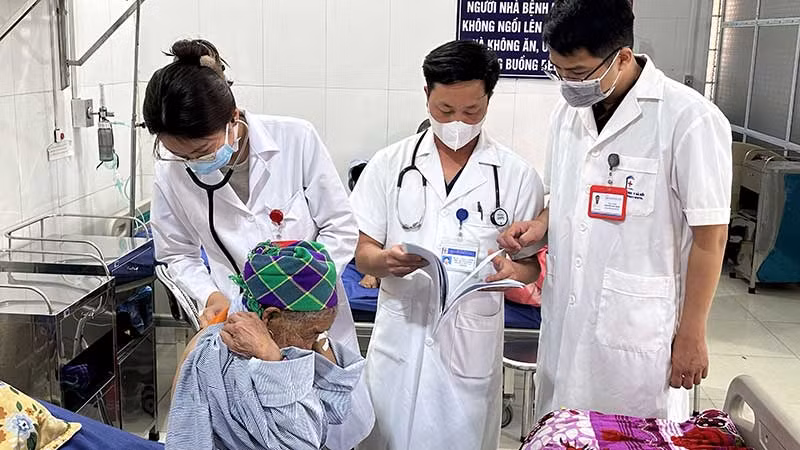 Các bác sĩ Bệnh viện Đại học Y Hà Nội tham gia khám, hội chẩn để điều trị người bệnh tại Trung tâm Y tế Xi Ma Cai (Lào Cai).