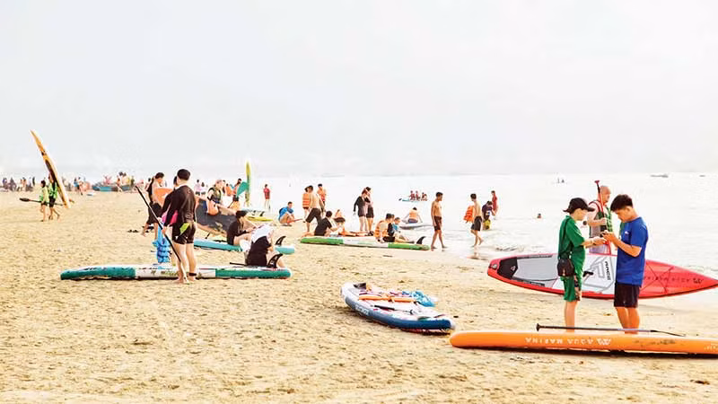 Du khách chuẩn bị cho buổi chèo ở biển Mân Thái.