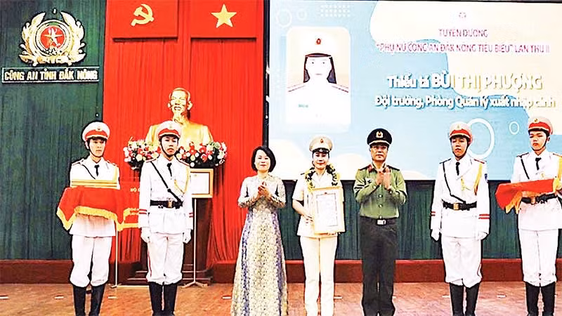 Thiếu tá Bùi Thị Phượng (đứng giữa) nhận Giải thưởng “Phụ nữ Công an Đắk Nông tiêu biểu lần thứ 2” do Giám đốc Công an tỉnh trao tặng.