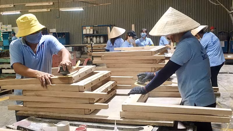 Sản xuất đồ gỗ xuất khẩu tại Công ty cổ phần gỗ Minh Dương (Bình Dương).