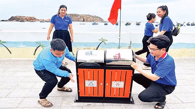 Đoàn viên, thanh niên lắp đặt các thùng rác tại xã Nhơn Hải, thành phố Quy Nhơn, tỉnh Bình Định.
