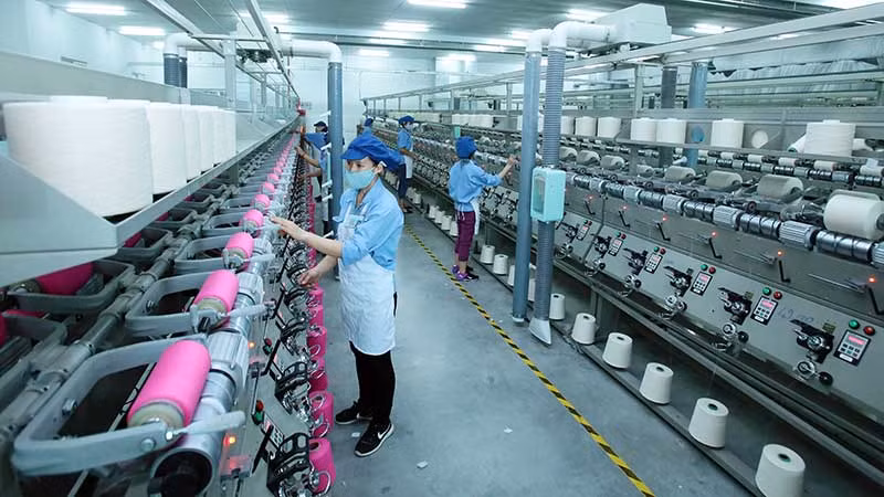 Sản xuất các sản phẩm dệt nhuộm tại Công ty TNHH Dệt nhuộm Jasan Việt Nam, Khu công nghiệp Phố Nối B, tỉnh Hưng Yên. (Ảnh ĐĂNG ANH)