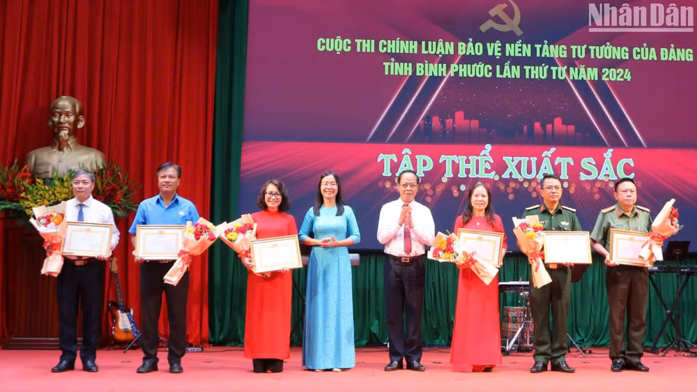 Đại diện Ban tổ chức cuộc thi trao hoa và giấy chứng nhận cho đại diện các tập thể xuất sắc.
