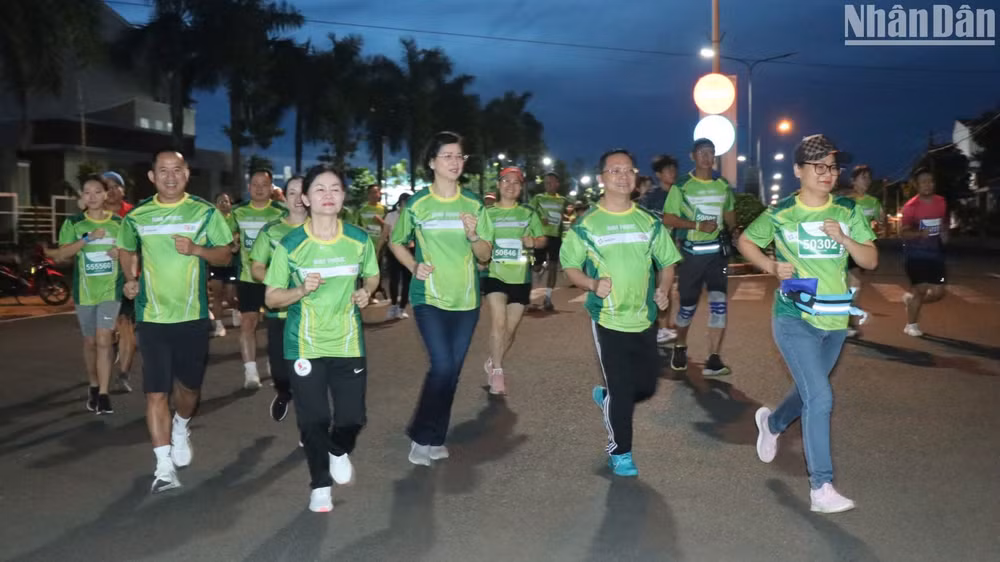 Lãnh đạo tỉnh Bình Phước tham gia phong trào chạy bộ.