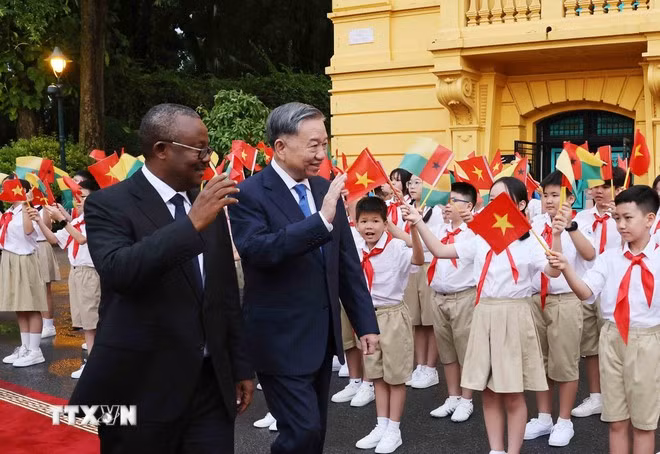Tổng Bí thư, Chủ tịch nước Tô Lâm và Tổng thống Guinea-Bissau Umaro Sissoco Embaló với thiếu nhi Thủ đô Hà Nội. (Ảnh: Lâm Khánh/TTXVN)