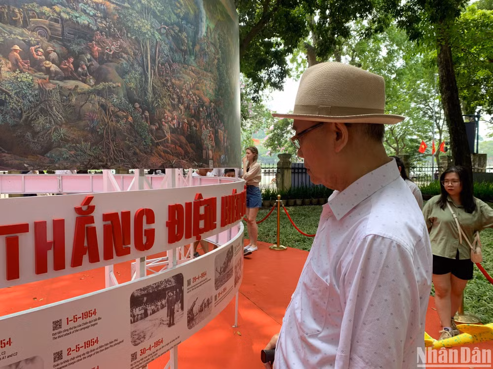 Ông Trần Ngọc Quyên sống tại Đội Cấn, Ba Đình, Hà Nội rất tâm đắc với bức tranh panorama thu nhỏ được trưng bày tại triển lãm. Ông cho biết mình cũng là một người yêu và đam mê về tìm hiểu về lịch sử dân tộc. Theo ông Quyên những thông tin được chia sẻ tại triển lãm và trên bức tranh rất ngắn gọn nhưng vẫn bao hàm đầy đủ thông tin về Chiến thắng lịch sử Điện Biên Phủ của nước ta.