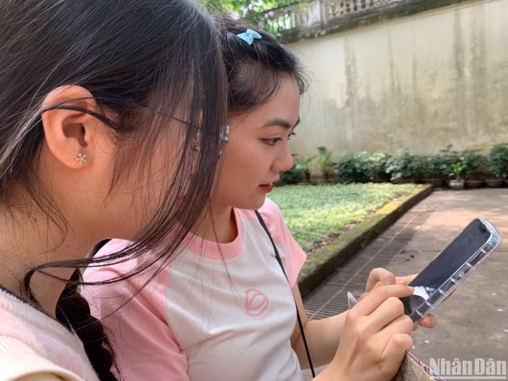 Bạn Nguyễn Lan Anh (bên trái) chia sẻ: Dù xem đi xem lại nhiều lần nhưng mỗi lần xem đến đoạn lá cờ giải phóng phất lên em cũng cảm thấy trong mình có một niềm vui mãnh liệt y như mình đang được sống ở thời khắc của lịch sử của dân tộc vậy.