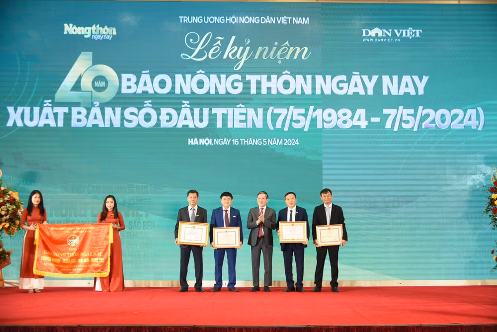 Tập thể Báo Nông thôn Ngày nay và các cá nhân đã được Đảng, Nhà nước tặng thưởng nhiều phần thưởng cao quý.