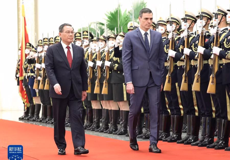 Thủ tướng Trung Quốc Lý Cường và Thủ tướng Tây Ban Nha Pedro Sanchez tại lễ đón tổ chức tại thủ đô Bắc Kinh. (Ảnh: Tân Hoa Xã)