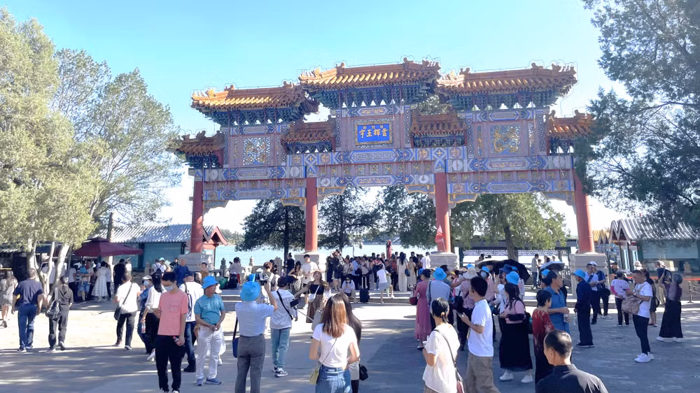 Tấm biển lớn bên cạnh hồ Côn Minh trong Di Hòa viên. (Ảnh: HỮU HƯNG)
