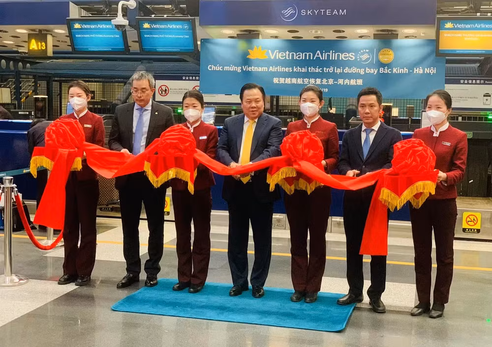 Các đại biểu cắt băng chúc mừng đường bay Bắc Kinh-Hà Nội khai thác trở lại. (Ảnh: Thái Bình)