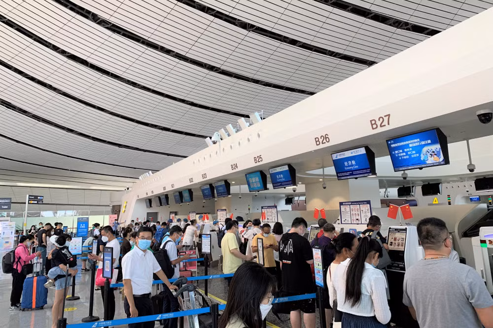 Hành khách làm thủ tục ở sân bay Đại Hưng, Bắc Kinh. (Ảnh: HỮU HƯNG) Hành khách làm thủ tục ở sân bay Đại Hưng, Bắc Kinh. (Ảnh: HỮU HƯNG)