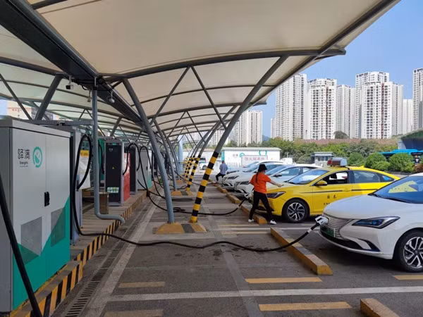 Một trạm sạc cho ô-tô năng lượng mới ở thành phố Trùng Khánh. (Ảnh: People.com.cn) Một trạm sạc cho ô-tô năng lượng mới ở thành phố Trùng Khánh. (Ảnh: People.com.cn)