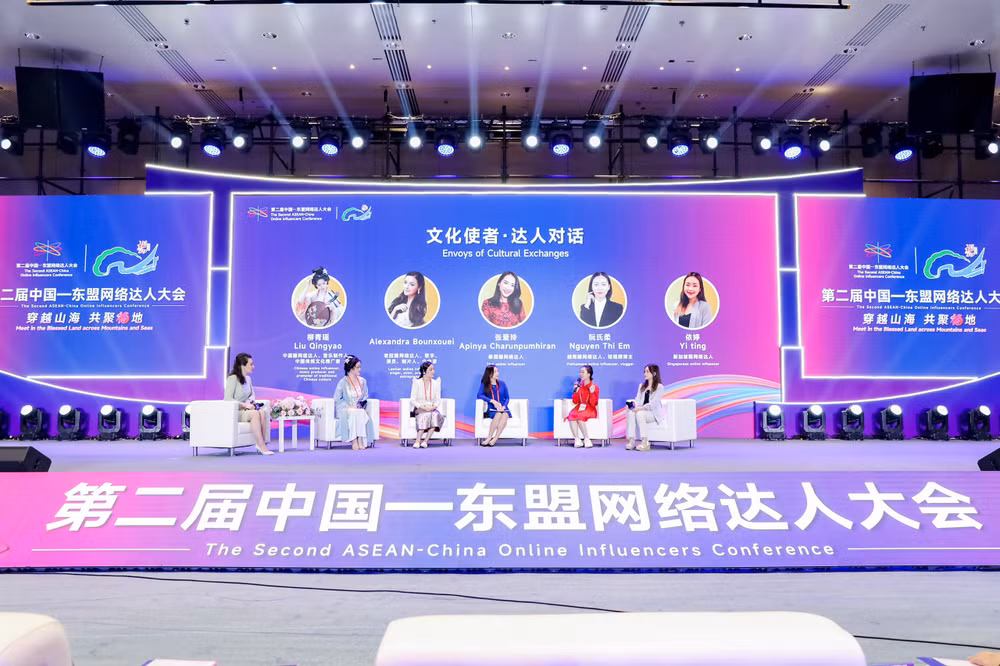 Các diễn giả chia sẻ những câu chuyện về kết nối văn hóa giữa các nước ASEAN và Trung Quốc.