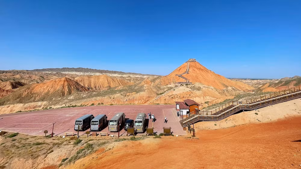 Con đường dẫn lên điểm ngắm nhìn mặt trời mọc. (Ảnh: HỮU HƯNG)