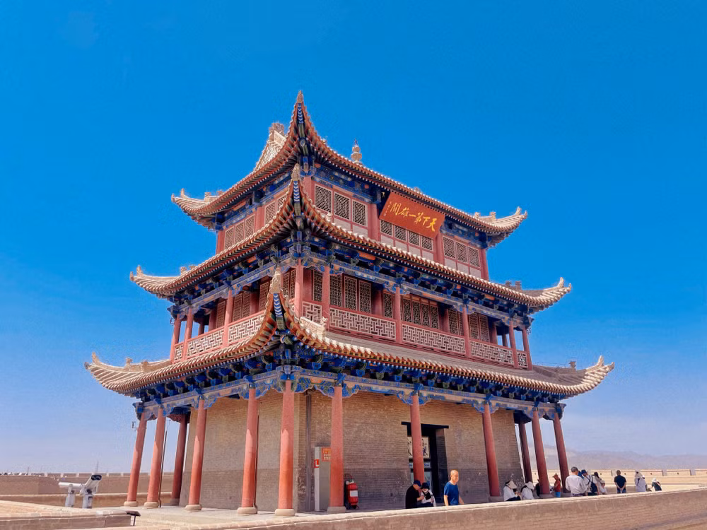 Tấm biển "thiên hạ đệ nhất hùng quan" để tôn vinh giá trị của công trình độc nhất vô nhị này. (Ảnh: HỮU HƯNG)
