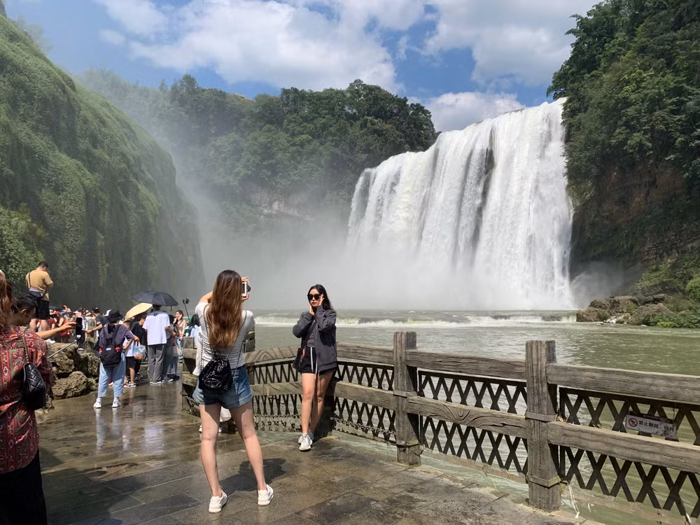 Du khách lưu lại khoảnh khắc đẹp bên thác chính. (Ảnh: HỮU HƯNG) Du khách lưu lại khoảnh khắc đẹp bên thác chính. (Ảnh: HỮU HƯNG)