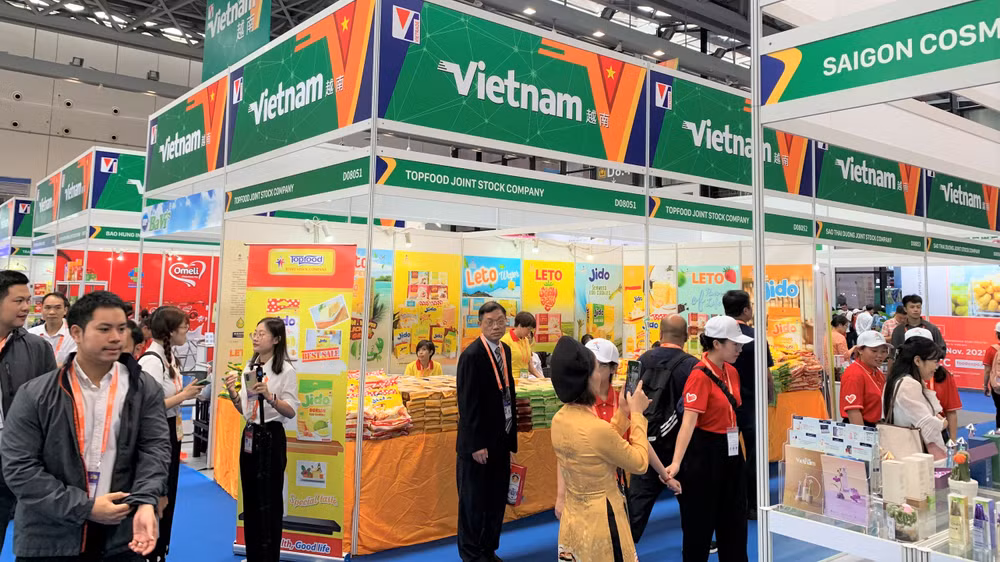 Các gian hàng Việt Nam thu hút rất đông khách tham quan tại Hội chợ Trung Quốc-ASEAN (CAEXPO) tổ chức tại Quảng Tây năm 2023. (Ảnh: HỮU HƯNG)