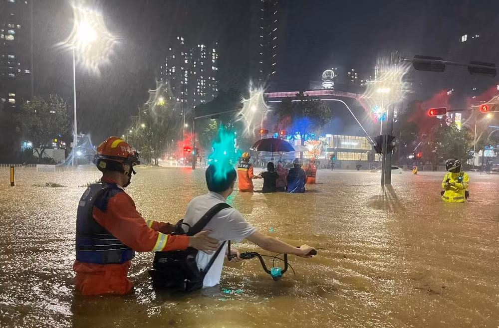 Nhân viên cứu hộ sơ tán người dân ở thành phố Thâm Quyến, tỉnh Quảng Đông. (Ảnh: Tân Hoa Xã)
