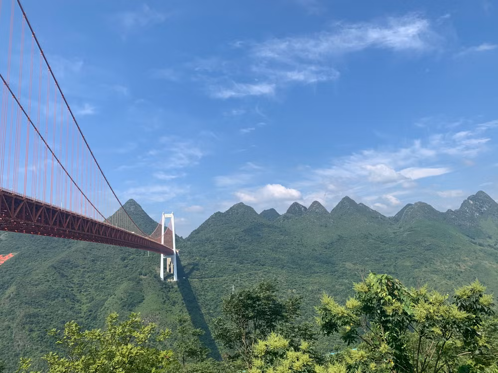 Cầu Bá Lăng Hà bắc qua hẻm núi cheo leo, hùng vĩ. (Ảnh: HỮU HƯNG)