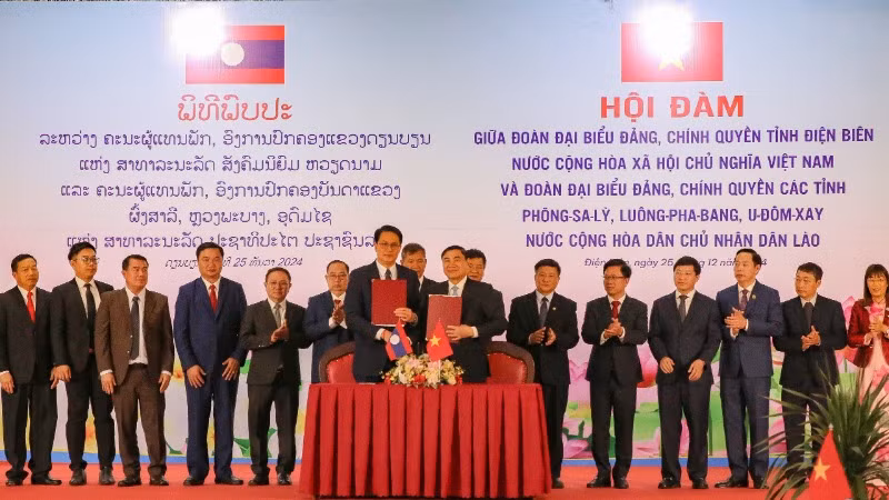 Đồng chí Trần Quốc Cường, Bí thư Tỉnh ủy Điện Biên và đồng chí Bun Không Lạ Chiêm Phon, Ủy viên dự khuyết Trung ương Đảng, Bí thư, Tỉnh trưởng, Trưởng đoàn đại biểu tỉnh Uđômxay trao biên bản ký kết tại hội đàm.