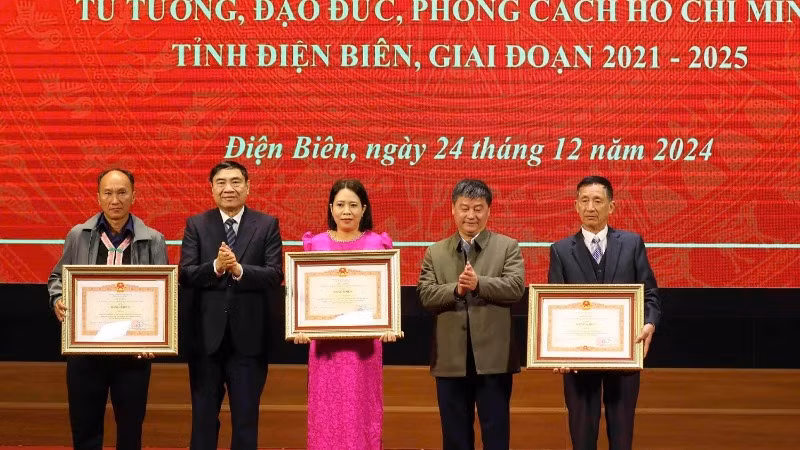 Đồng chí Trần Quốc Cường, Ủy viên Trung ương Đảng, Bí thư Tỉnh ủy Điện Biên và đồng chí Nguyễn Sĩ Quân, Chủ nhiệm Ủy ban Kiểm tra Tỉnh ủy Điện Biên trao Bằng khen của Thủ tướng Chính phủ tặng các tập thể, cá nhân có thành tích xuất sắc trong học tập, làm theo tư tưởng, đạo đức phong cách Hồ Chí Minh.