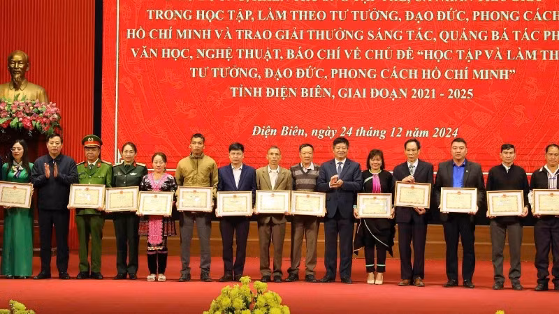 Đồng chí Lê Thành Đô, Chủ tịch Ủy ban nhân dân tỉnh Điện Biên và đồng chí Hà Quang Trung, Bí thư Thành ủy Điện Biên Phủ trao Bằng khen của Ủy ban nhân dân tỉnh Điện Biên tặng các điển hình tiên tiến trong học tập, làm theo đạo đức Hồ Chí Minh.