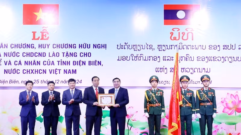 Thừa ủy quyền Chủ tịch nước Cộng hòa dân chủ nhân dân Lào, đồng chí Khăm Phoi Văn Nạ Sản, Bí thư, Tỉnh trưởng tỉnh Phongsaly trao Huân chương Hữu nghị tặng Đảng bộ, chính quyền, nhân dân các dân tộc tỉnh Điện Biên có thành tích, đóng góp trong phát triển kinh tế-xã hội tại tỉnh Phongsaly từ năm 2019 đến nay.