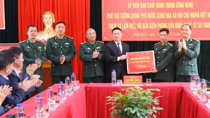 Phó Thủ tướng Chính phủ Hồ Đức Phớc, tặng quà cán bộ, chiến sĩ Đồn Biên phòng cửa khẩu Quốc tế Tây Trang.