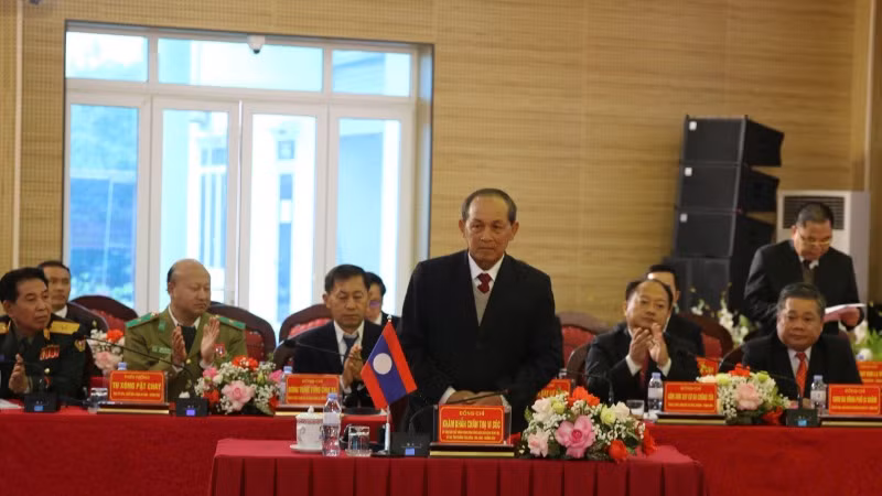 Đồng chí Khăm Khẳn Chăn Thạ Vi Súc, Ủy viên Trung ương Đảng Nhân dân cách mạng Lào, Bí thư, Tỉnh trưởng, Trưởng đoàn đại biểu tỉnh Luang Prabang dự hội đàm.