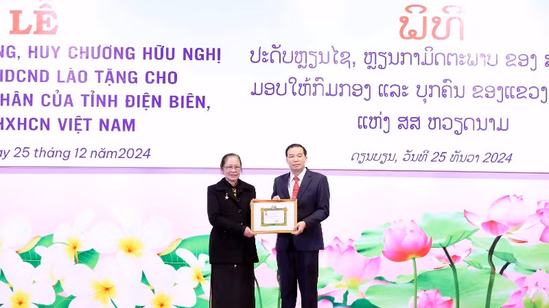 Thừa ủy quyền Thủ tướng Chính phủ nước Cộng hòa dân chủ nhân dân Lào, đồng chí Khăm Phoi Văn Nạ Sản, Bí thư, Tỉnh trưởng tỉnh Phongsaly trao Huy chương Hữu nghị tặng đồng chí Lò Mai Trinh, nguyên Bí thư Tỉnh ủy Điện Biên có thành tích thành tích, đóng góp trong phát triển kinh tế - xã hội tại tỉnh Phongsaly từ năm 2019 đến nay. Thừa ủy quyền Thủ tướng Chính phủ nước Cộng hòa dân chủ nhân dân Lào, đồng chí Khăm Phoi Văn Nạ Sản, Bí thư, Tỉnh trưởng tỉnh Phongsaly trao Huy chương Hữu nghị tặng đồng chí Lò Mai Trinh, nguyên Bí thư Tỉnh ủy Điện Biên có thành tích thành tích, đóng góp trong phát triển kinh tế - xã hội tại tỉnh Phongsaly từ năm 2019 đến nay.