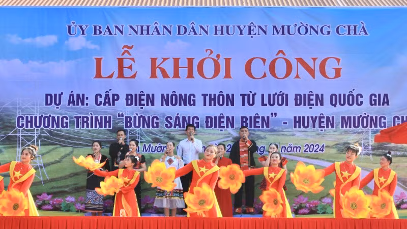 Chương trình văn nghệ đặc sắc do nhân dân huyện Mường Chà biểu diễn mừng lễ khởi công dự án đầu tư xây dựng điện nông thôn từ lưới điện quốc gia.