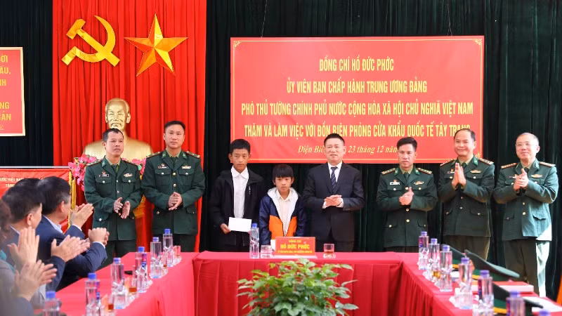Phó Thủ tướng Chính phủ Hồ Đức Phớc tặng quà các cháu học sinh đang được cán bộ, chiến sĩ Đồn Biên phòng Cửa khẩu quốc tế Tây Trang nuôi dưỡng.