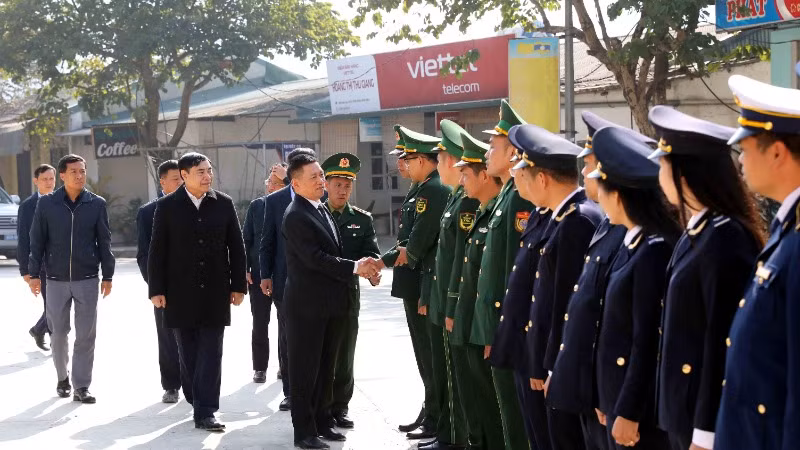 Phó Thủ tướng Chính phủ Hồ Đức Phớc thăm hỏi cán bộ, chiến sĩ Đồn Biên phòng Cửa khẩu quốc tế Tây Trang.