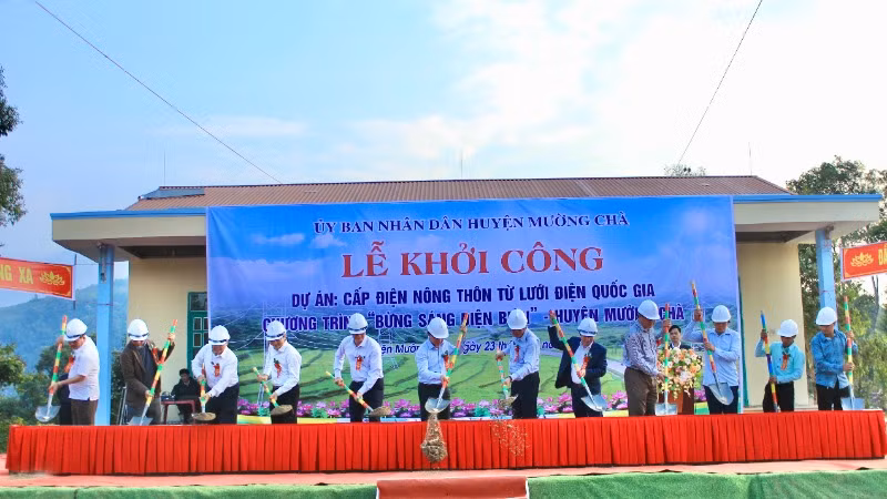 Các đồng chí lãnh đạo tỉnh Điện Biên, lãnh đạo huyện Mường Chà và nhân dân bản Pú Chả thực hiện nghi thức động thổ, khởi công dự án cấp điện nông thôn từ lưới điện quốc gia.