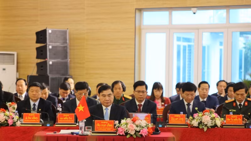 Các đồng chí đại biểu Đoàn Điện Biên dự hội đàm.