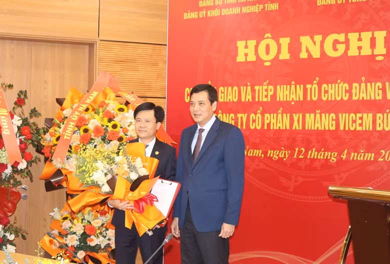 Chủ tịch HĐTV VICEM Bùi Xuân Dũng trao quyết định tiếp nhận tổ chức đảng và đảng viên cho Tổng giám đốc VICEM Bút Sơn Đỗ Tiến Trình