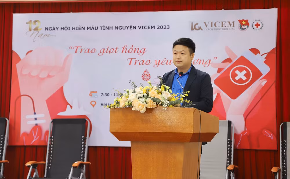 Bí thư Đoàn Thanh niên Vicem Nguyễn Mạnh Tùng chia sẻ tại ngày hội hiến máu.