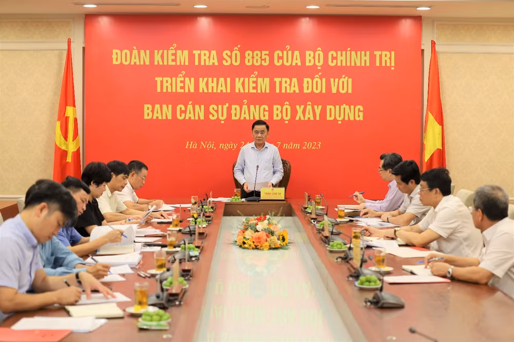 Đồng chí Trần Cẩm Tú, Ủy viên Bộ Chính trị, Bí thư Trung ương Đảng, Chủ nhiệm Ủy ban Kiểm tra Trung ương, Trưởng Đoàn kiểm tra phát biểu tại hội nghị.