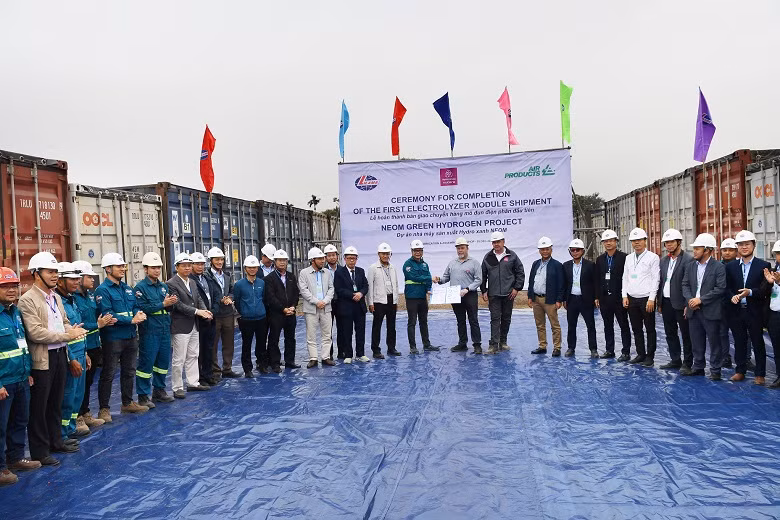 Các đại biểu chứng kiến lễ bàn giao chuyến hàng mô-đun điện phân đầu tiên sang Ả-rập Xê-út.