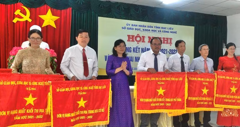 Bạc Liêu luôn động viên kịp thời những tập thể, cá nhân có nhiều nỗ lực trong sự nghiệp “trồng người”.