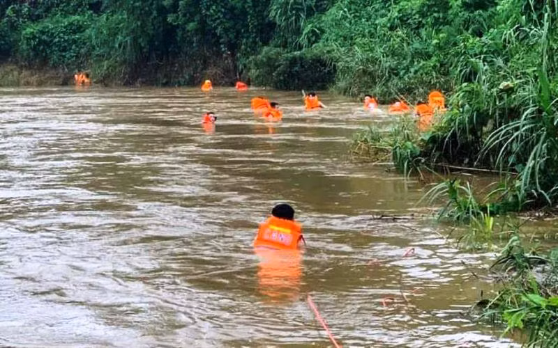 Lực lượng cứu hộ Công an huyện Bát Xát (Lào Cai) tìm kiếm nạn nhân bị lũ cuốn ở xã Quang Kim, huyện Bát Xát (Lào Cai).