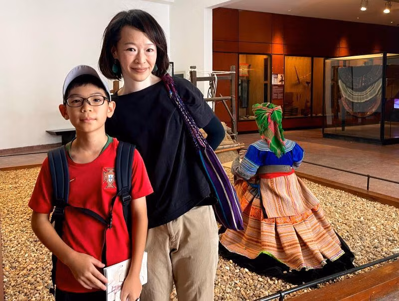 Chị Maki cùng con trai ấn tượng với những nét văn hóa độc đáo của người Việt Nam. Chị Maki cùng con trai ấn tượng với những nét văn hóa độc đáo của người Việt Nam.